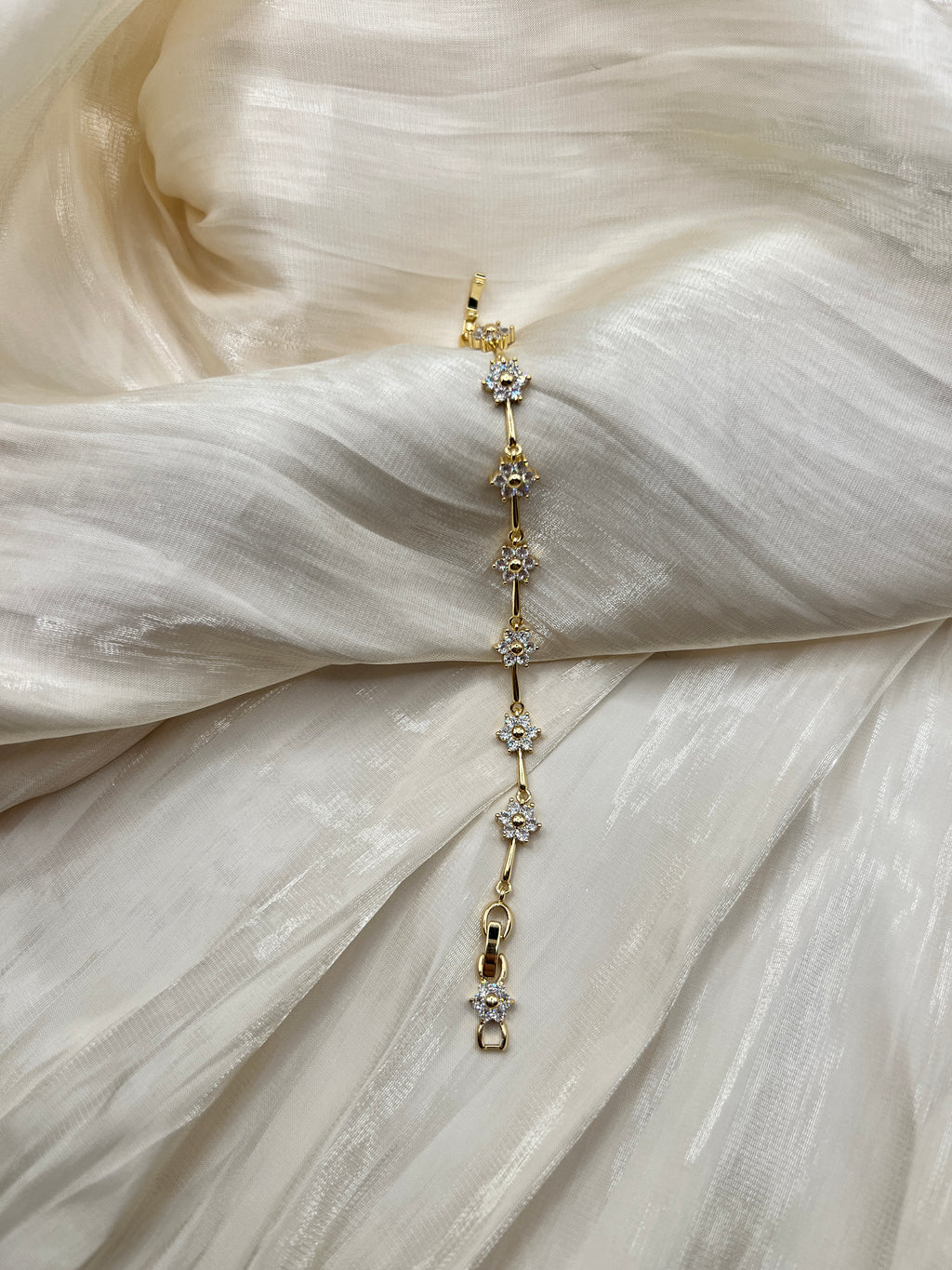 Dainty Gold Flower Bracelet – Flora | 14K Gold Plated