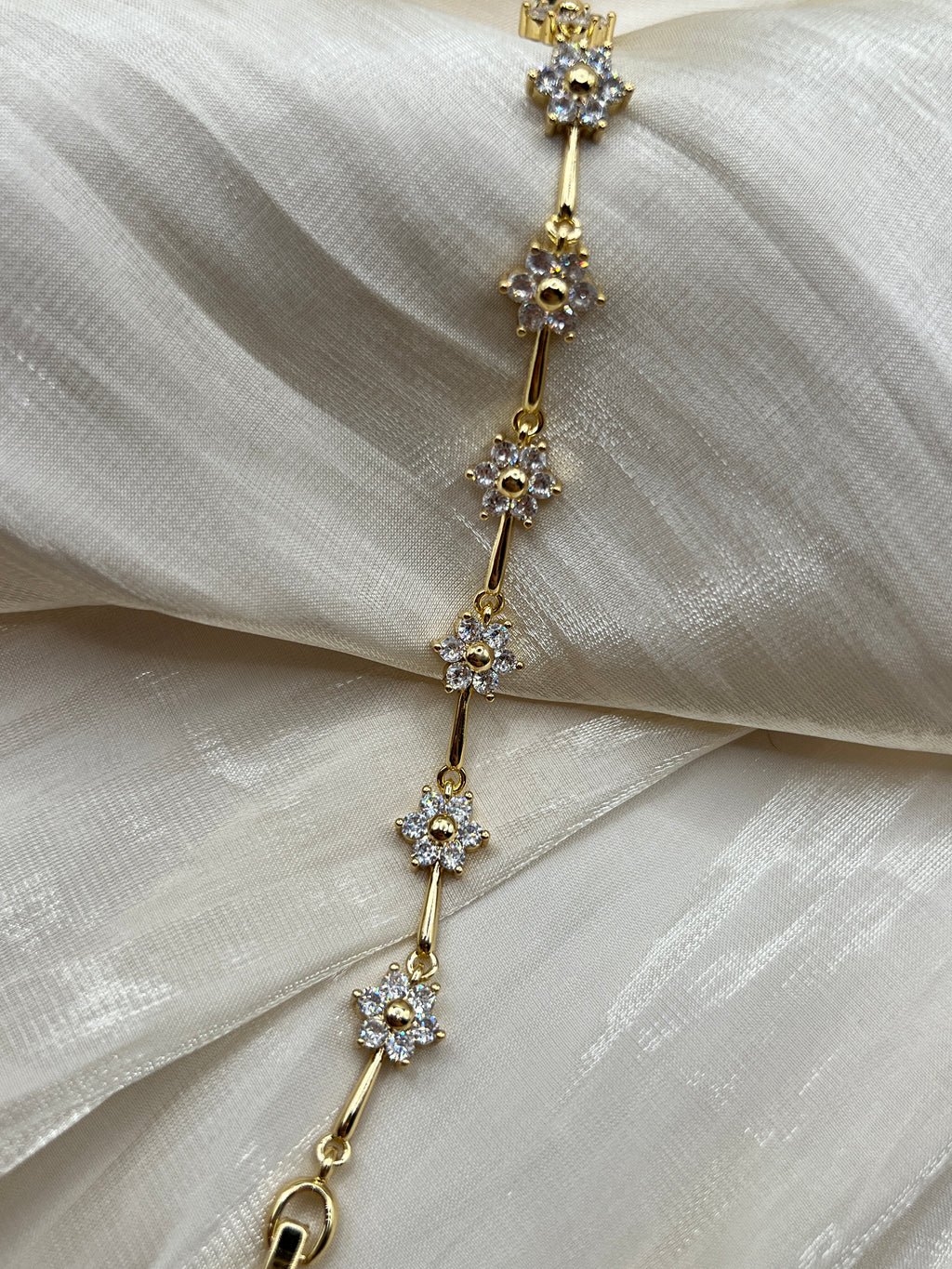 Dainty Gold Flower Bracelet – Flora | 14K Gold Plated