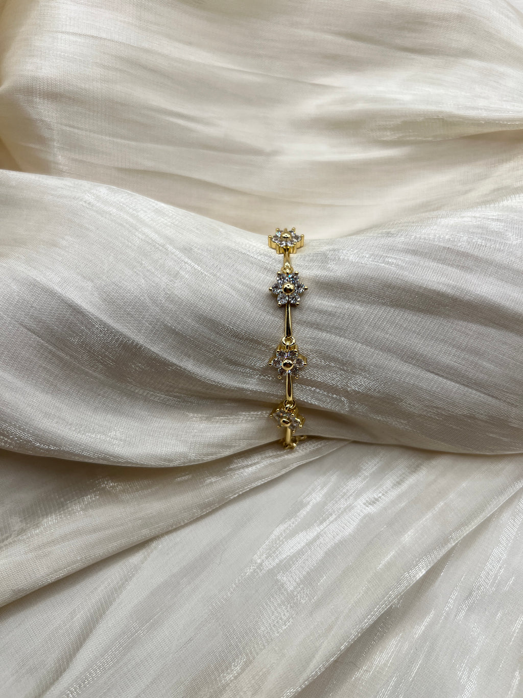 Dainty Gold Flower Bracelet – Flora | 14K Gold Plated