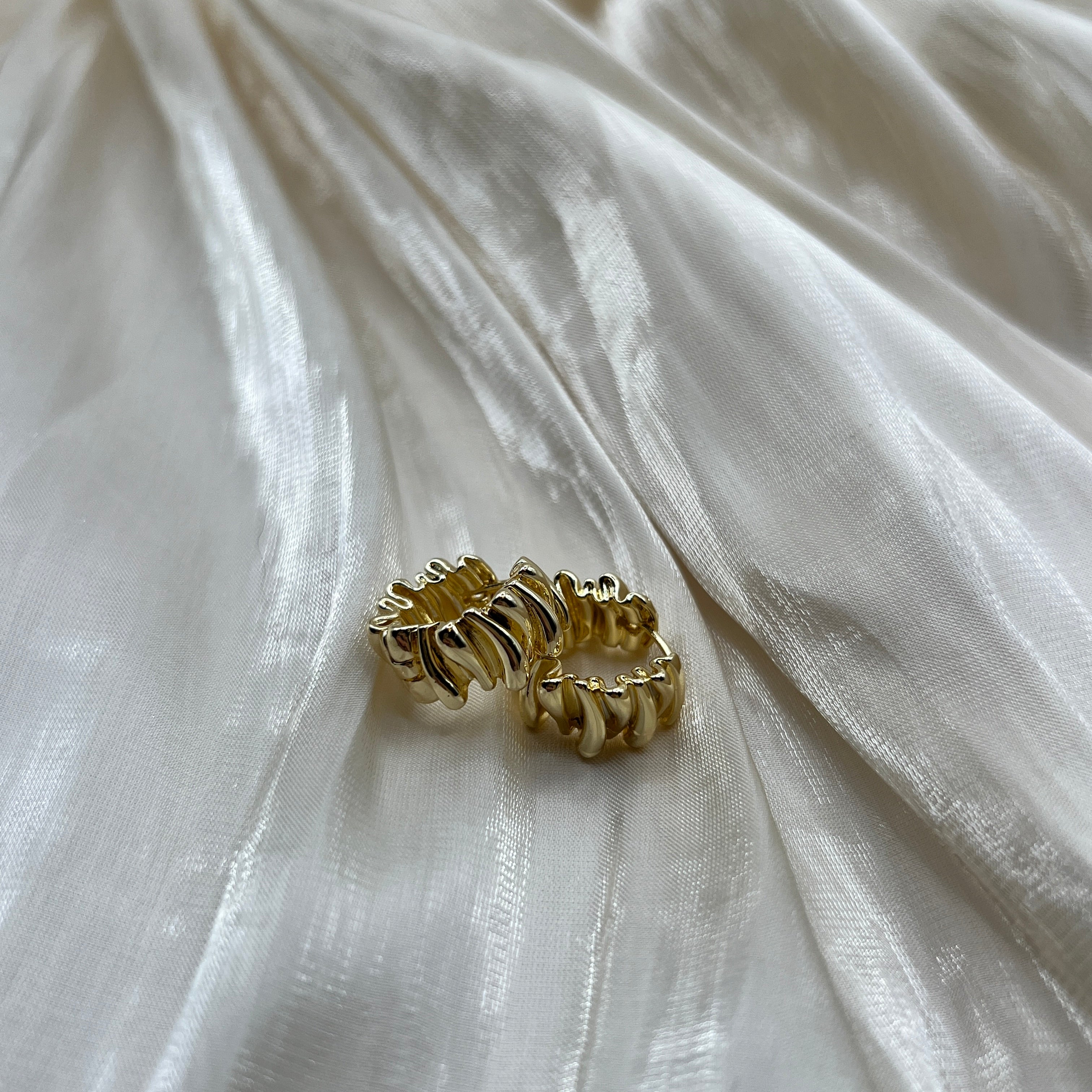 Ribbed Chunky Hoop Earrings – Vaelisse