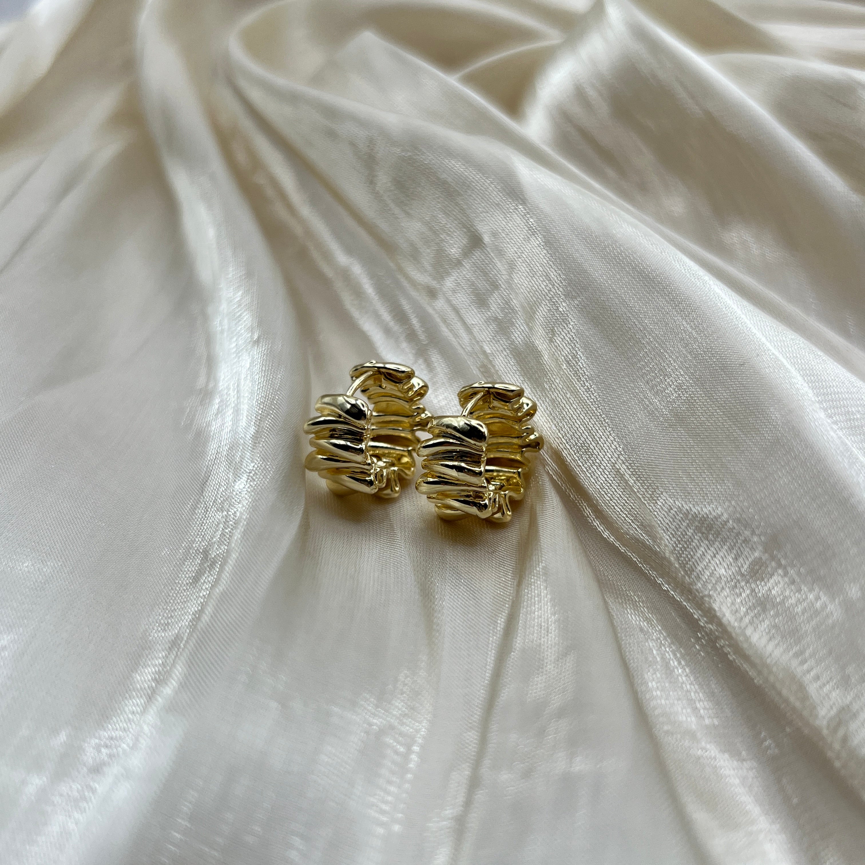 Ribbed Chunky Hoop Earrings – Vaelisse