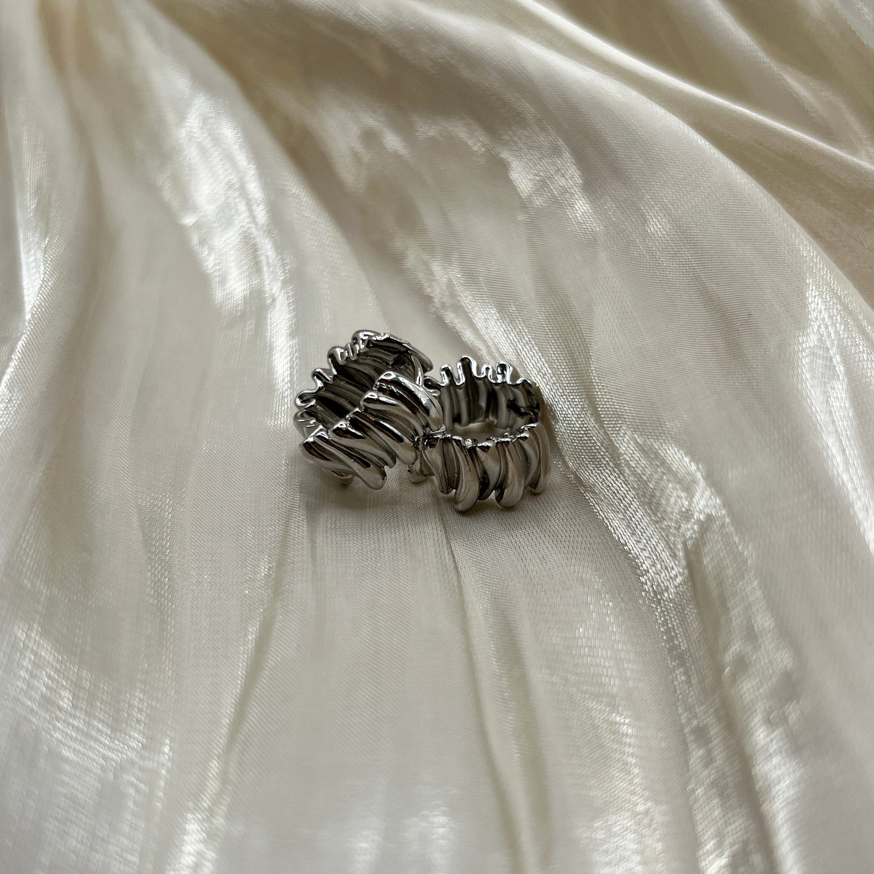 Ribbed Chunky Hoop Earrings – Vaelisse