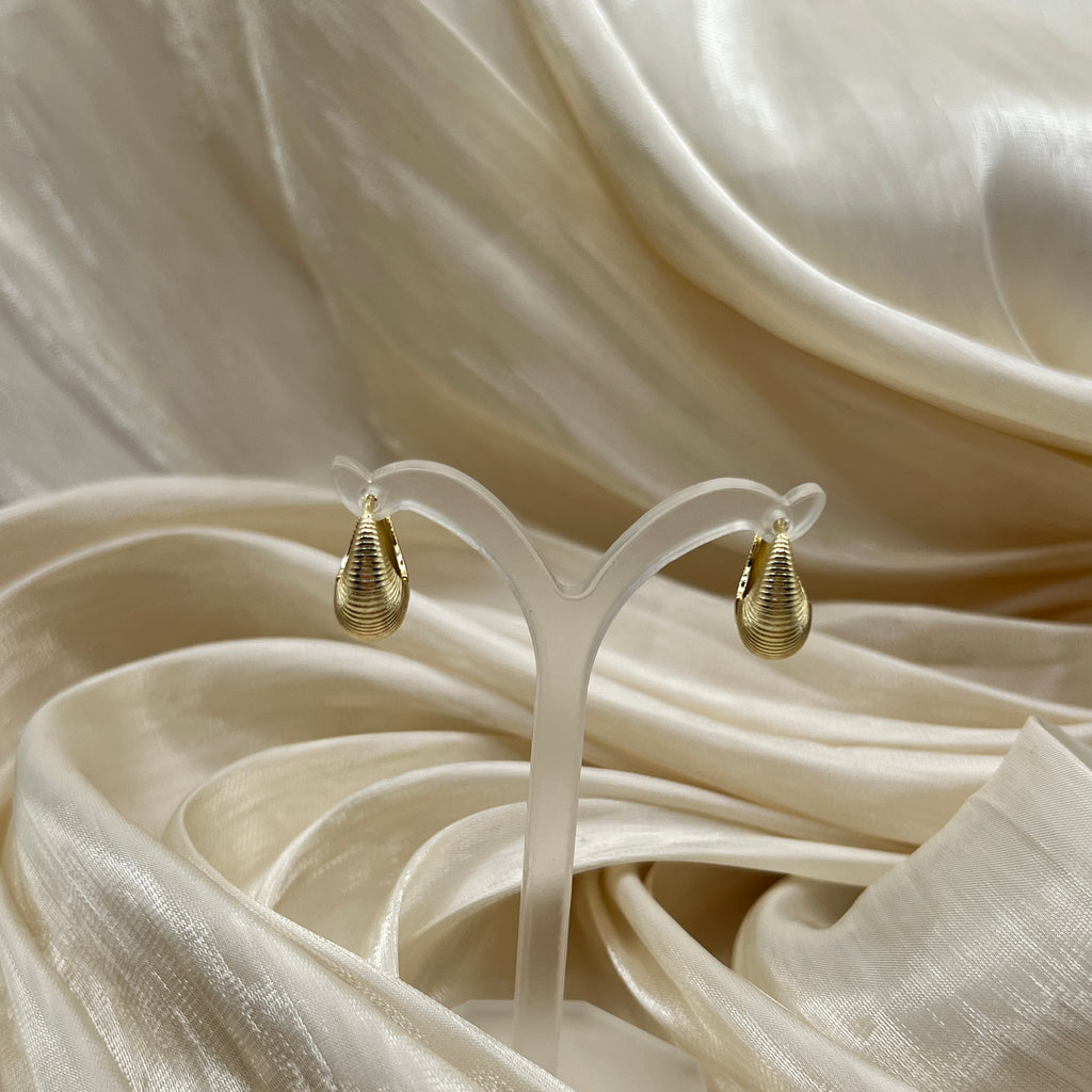 Ribbed Chunky Hoop Earrings – Velora