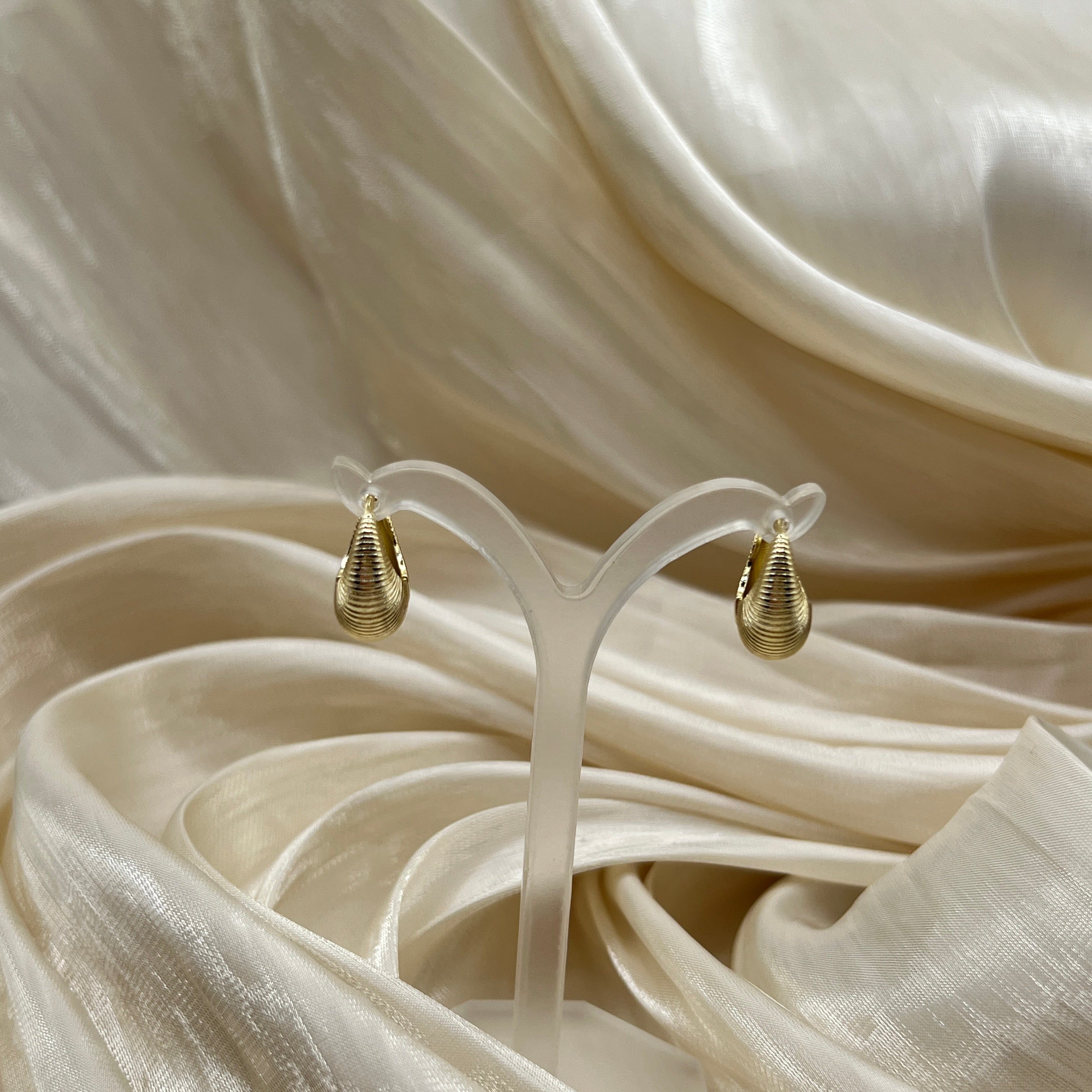 Ribbed Chunky Hoop Earrings – Velora
